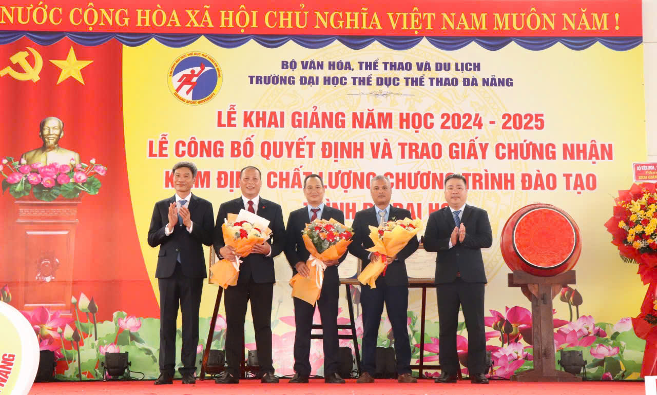 LỄ KHAI GIẢNG VÀ CÔNG BỐ QUYẾT ĐỊNH, TRAO GIẤY CHỨNG NHẬN KIỂM ĐỊNH CHẤT LƯỢNG GD  TRÌNH ĐỘ ĐẠI HỌC 